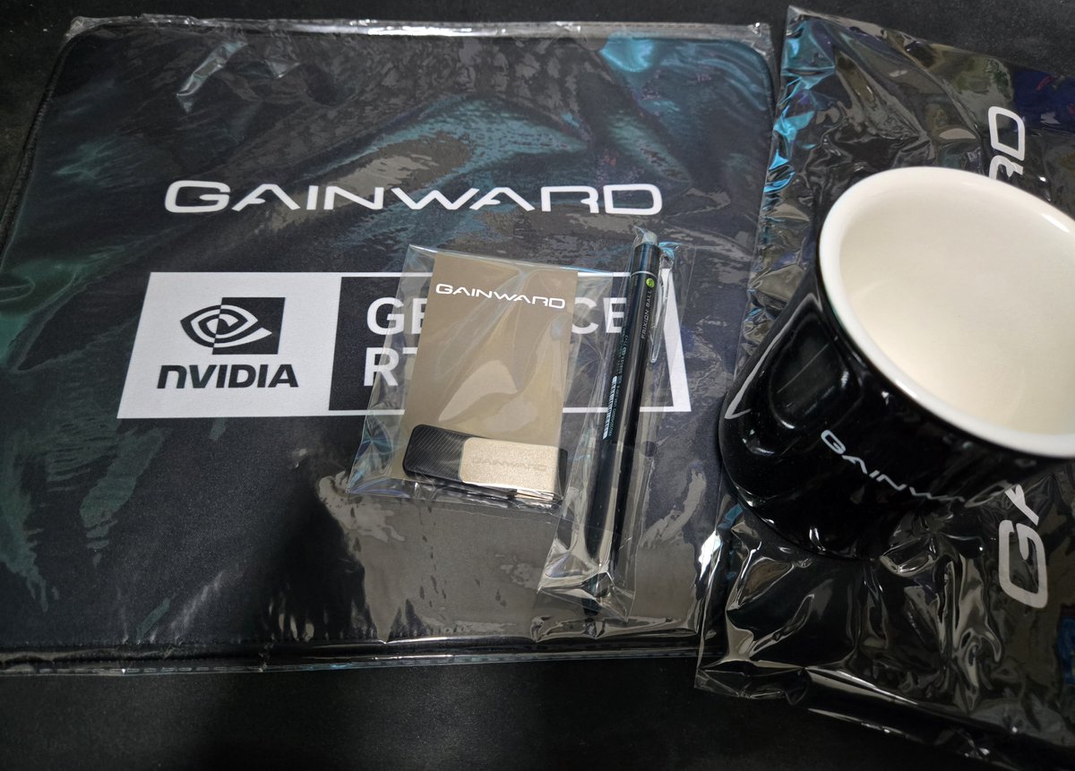 GAINWARD JAPAN公式(<a href="/Gainward_Japan/">GAINWARD JAPAN</a>)様より「GAINWARD x パソコンSHOPアーク フォロー&amp;リポスト 2025 オータムキャンペーン」にて『GAINWARD ロゴ入り特製グッズ４点セット』をいただきました。
丁度必要だった物が何点かあって非常に助かります、ありがとうございました。