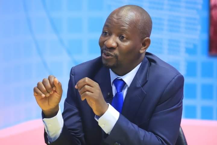 isaacmukiibiSnr's tweet image. Everyone looks smart and genuine until you actually question their intelligence and sincerity 
Ssemujju has been fooling Ugandans for way too long, but now it’s finished, the game is up for him 😂
