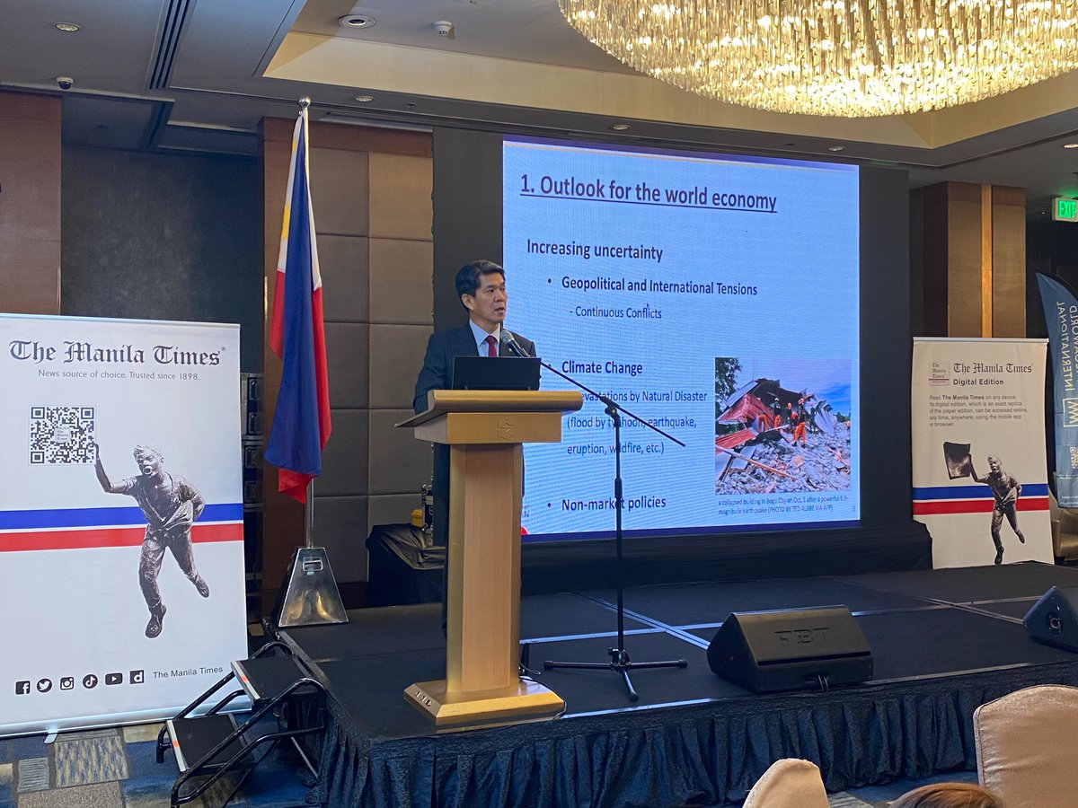AmbJPNinPH's tweet image. Honored to join a forward-looking dialogue on the Philippine economy at The Manila Times Year-End Economic Forum 2025. 🌐📈 Humbled to share my thoughts on 🇯🇵’s continuing support for the 🇵🇭’s economic development and sustainable growth as a #TrustedPartner. 🤝