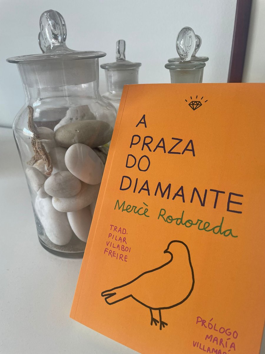 Que bonitiña quedou a tradución de Rodoreda publicada por <a href="/rodepris/">Rodolfo e Priscila</a>. A foto mandouma onte Miguel Toval, un paisano ferrolán meu 🥰