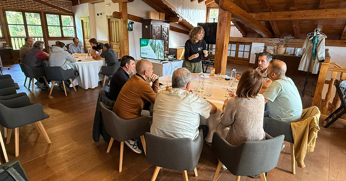 Baskegur's tweet photo. 📌 Celebración de la Asamblea de #Arefor, la Asociación de Rematantes Forestales de Euskadi, en la que hemos presentado a las personas asistentes datos clave del sector #forestal actuales y de cara a futuro. En el marco de este encuentro también se ha llevado a cabo una jornada de contraste con @azti_brta dentro de #Euskadipreben, la estrategia del @Gob_eus para la prevención de riesgos laborales en el sector primario y su cadena de valor. #Baskegur