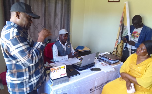 Westniletodayn2's tweet image. #Westnilenews #KigeziNews WE ARE TIRED OF GRASS THATCHED HOUSES, MP ZUMURA TELLS OBONGI RESIDENTS westnilenews.com/?p=7807 @2008gomu @kamukamafredie @MKarekye @mktaibot22 @Be_Matata @SabirMusa16 @MercyAhimbisib2 @karamojanews22 @AruaInfocenter