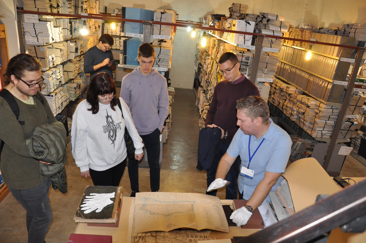 U sklopu Mjeseca hrvatske knjige posjetili su nas brucoši povijesti sa Sveučilišta u Zadru! Povezali smo povjesničare i knjižničare u zajedničkoj misiji: otkrivanje znanja, čuvanje baštine i ljubav prema knjizi.