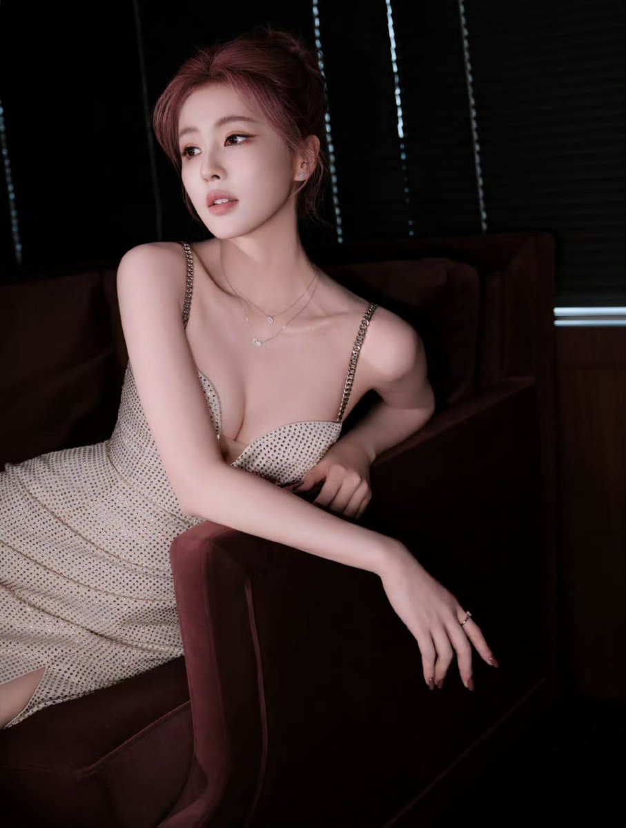 bailuniverse's tweet image. she is a server!!!