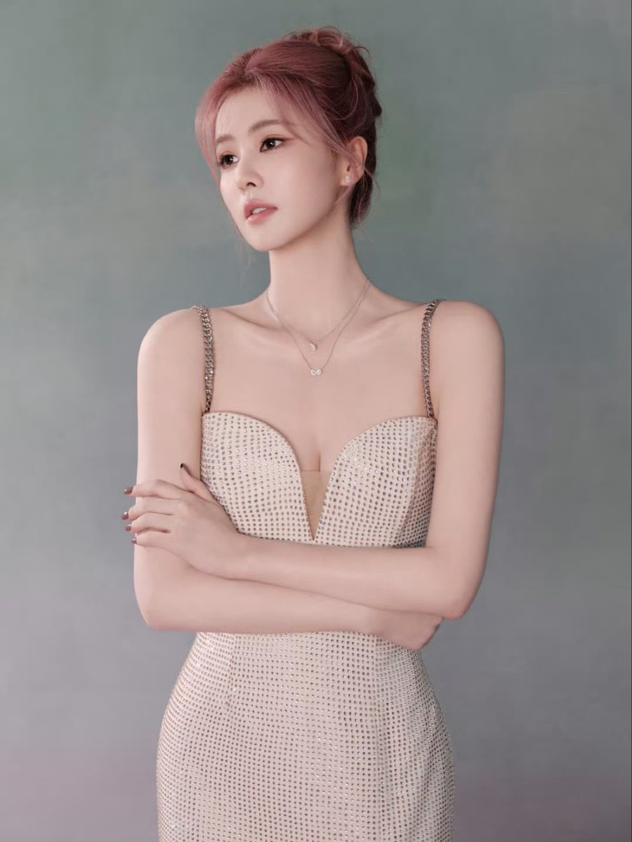 bailuniverse's tweet image. she is a server!!!