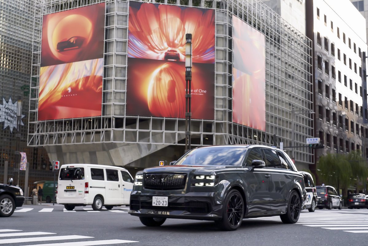 銀座のグラフィック広告と センチュリーGRMNがまさかの共演