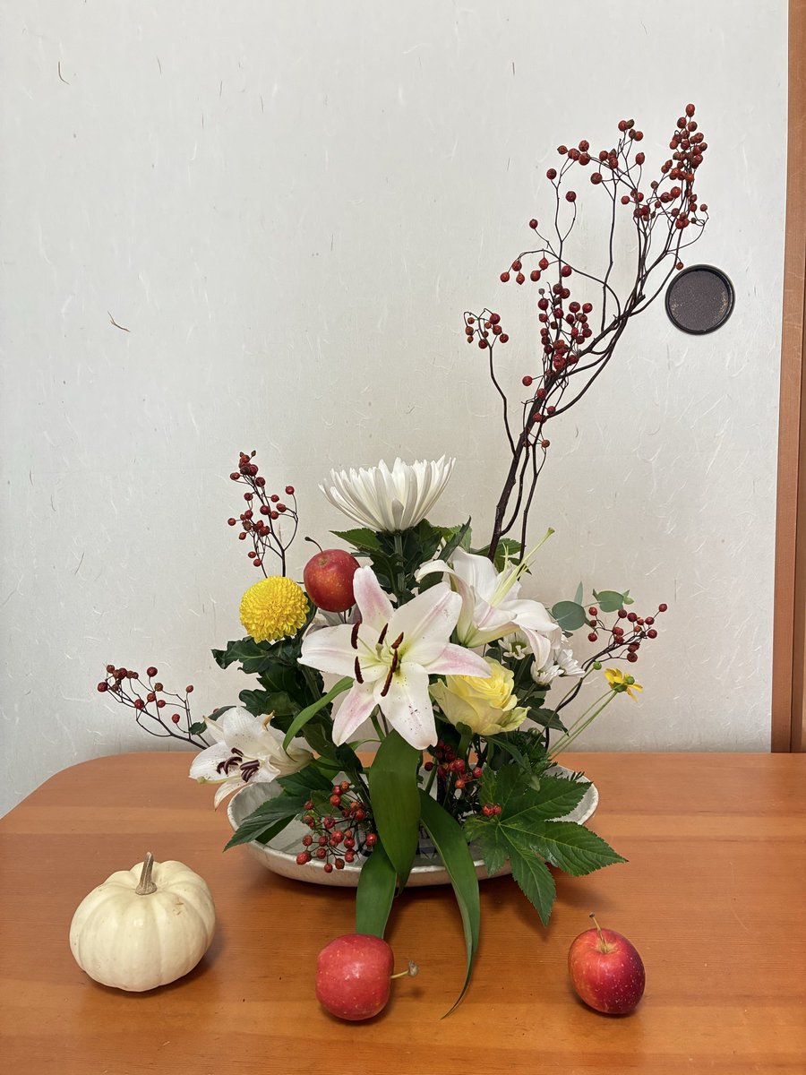 レッスン🌺
かなり久しぶり
用事が出来たので、お花を受け取って家で活けた
無心になれる時間が凄く楽しかった
出来栄えはさておき
やはりお花は良い🎶⤴︎