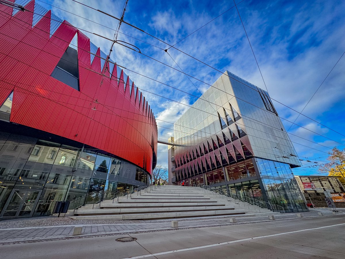 Horácká multifunkční aréna se otevírá veřejnosti. Co se mi obzvlášť líbí, je nová prostupnost areálem přes pobytové schody. Do budoucna budou navazovat na pěší zónu sousedící s vysokou školou. Za mě je tohle urbanismus světové úrovně. Nádhera! 💚