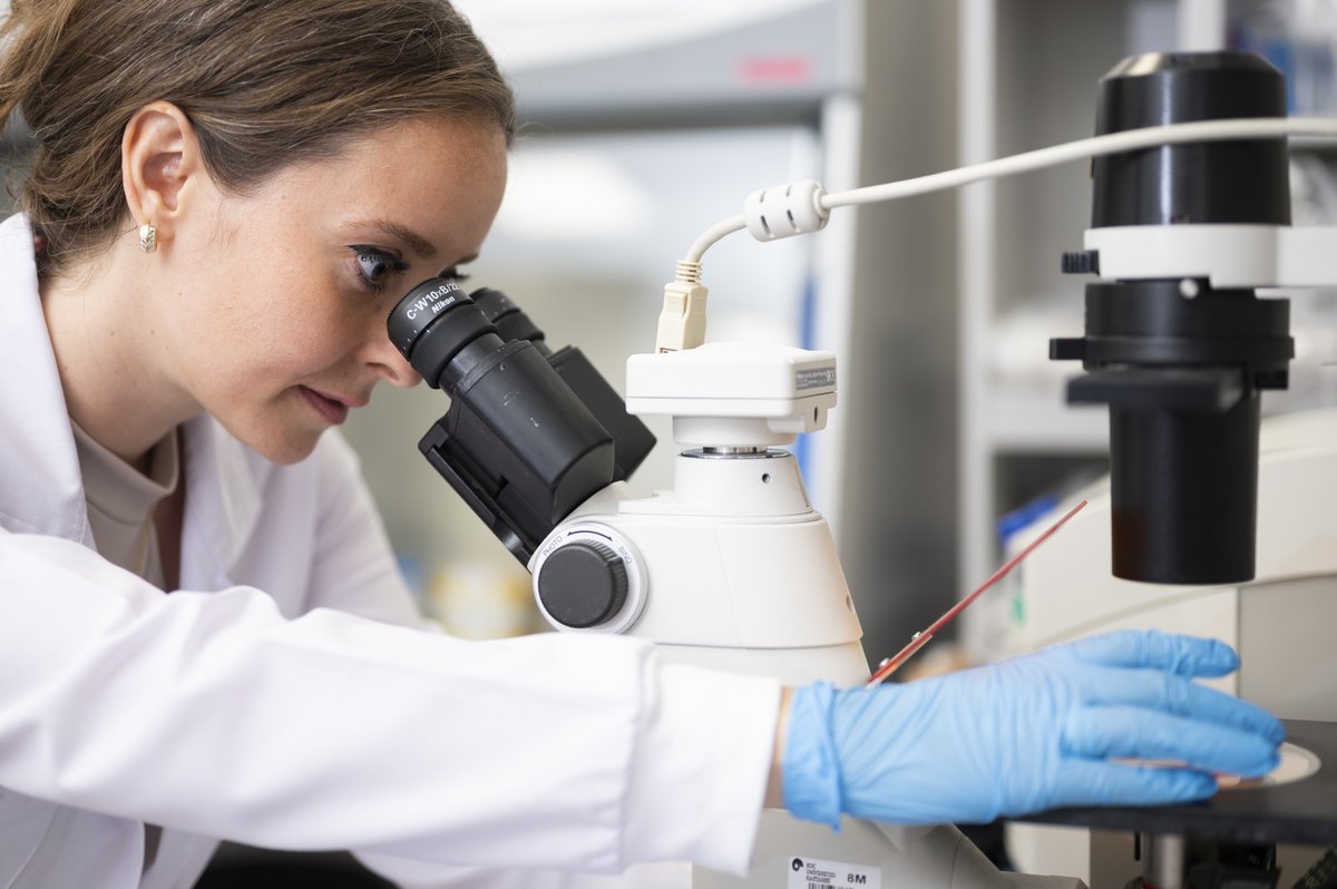 kocuniversity's tweet image. Tıp Fakültesi ve KUTTAM araştırmacılarımızdan Dr. Buse Cevatemre Yıldırım, kanser araştırmalarına sağladığı katkılarından ötürü 2025 Mustafa Genç Bilim İnsanı Ödülü’ne layık görüldü.

Bu yıl ilk kez verilen ve 40 yaş altındaki araştımacıları hedefleyen ödül, İran’ın başkenti…