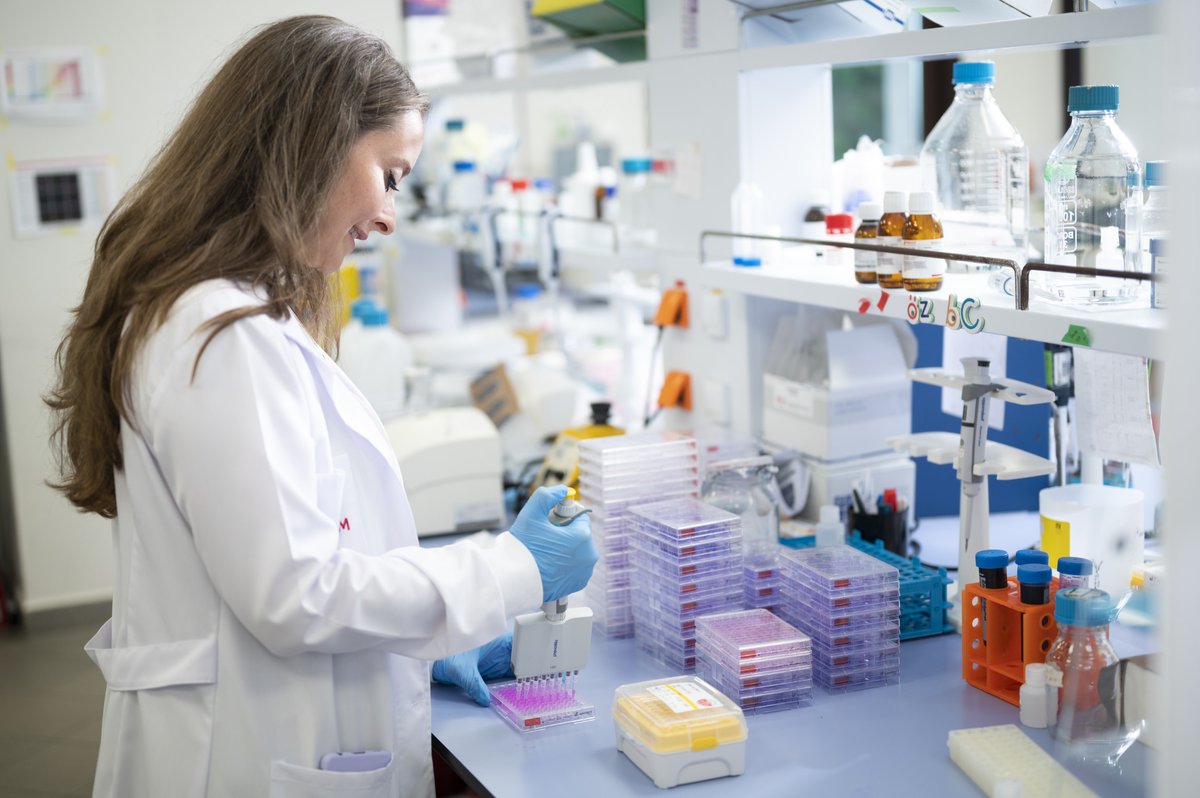 kocuniversity's tweet image. Tıp Fakültesi ve KUTTAM araştırmacılarımızdan Dr. Buse Cevatemre Yıldırım, kanser araştırmalarına sağladığı katkılarından ötürü 2025 Mustafa Genç Bilim İnsanı Ödülü’ne layık görüldü.

Bu yıl ilk kez verilen ve 40 yaş altındaki araştımacıları hedefleyen ödül, İran’ın başkenti…