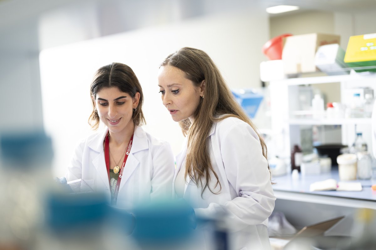 kocuniversity's tweet image. Tıp Fakültesi ve KUTTAM araştırmacılarımızdan Dr. Buse Cevatemre Yıldırım, kanser araştırmalarına sağladığı katkılarından ötürü 2025 Mustafa Genç Bilim İnsanı Ödülü’ne layık görüldü.

Bu yıl ilk kez verilen ve 40 yaş altındaki araştımacıları hedefleyen ödül, İran’ın başkenti…