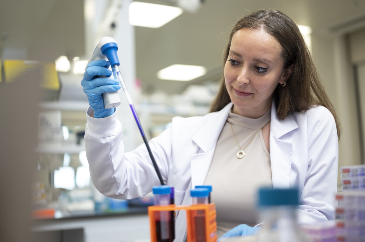 kocuniversity's tweet image. Tıp Fakültesi ve KUTTAM araştırmacılarımızdan Dr. Buse Cevatemre Yıldırım, kanser araştırmalarına sağladığı katkılarından ötürü 2025 Mustafa Genç Bilim İnsanı Ödülü’ne layık görüldü.

Bu yıl ilk kez verilen ve 40 yaş altındaki araştımacıları hedefleyen ödül, İran’ın başkenti…