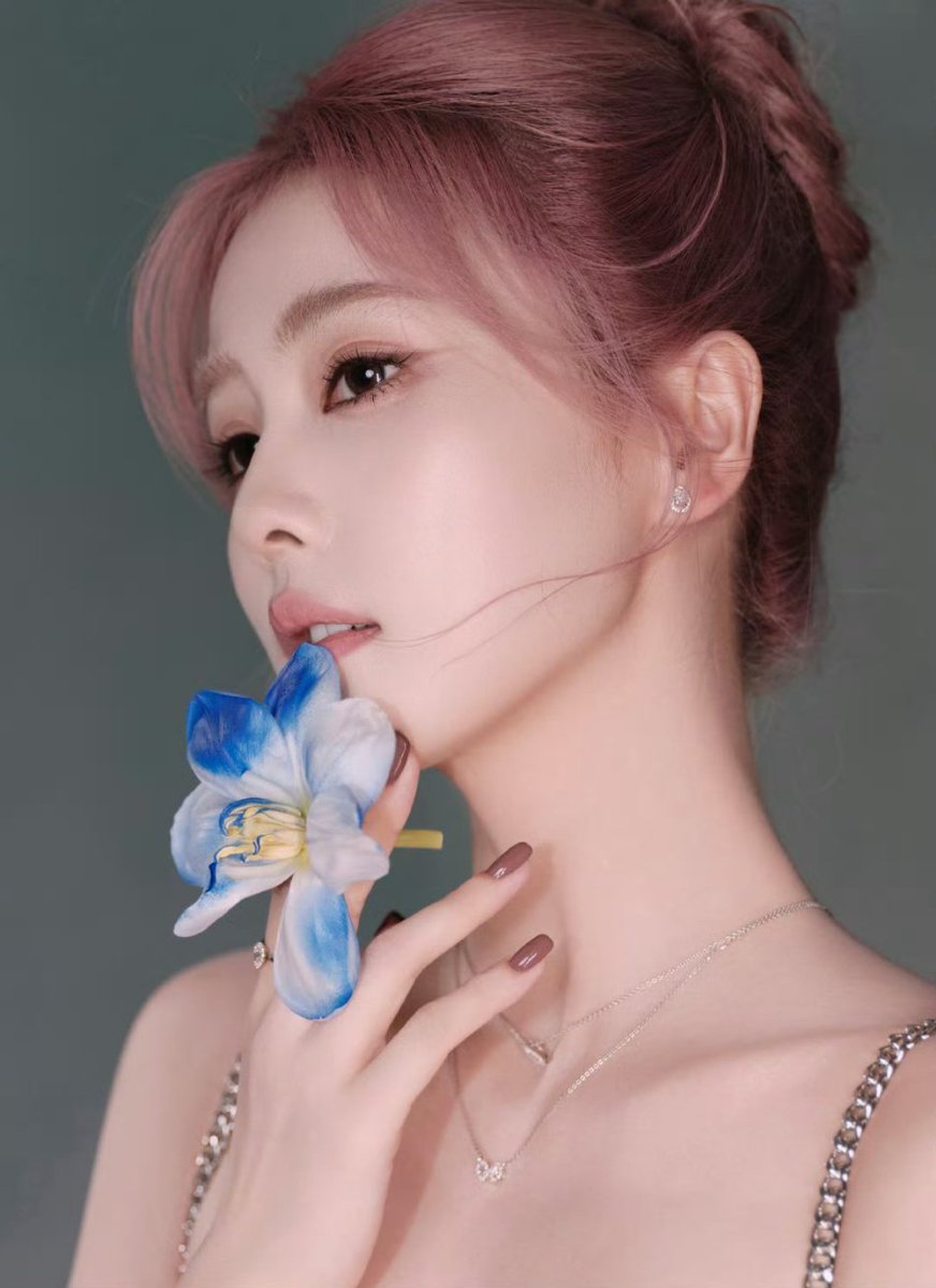 bailuniverse's tweet image. face card is so lethal that ai can't even replicate it..