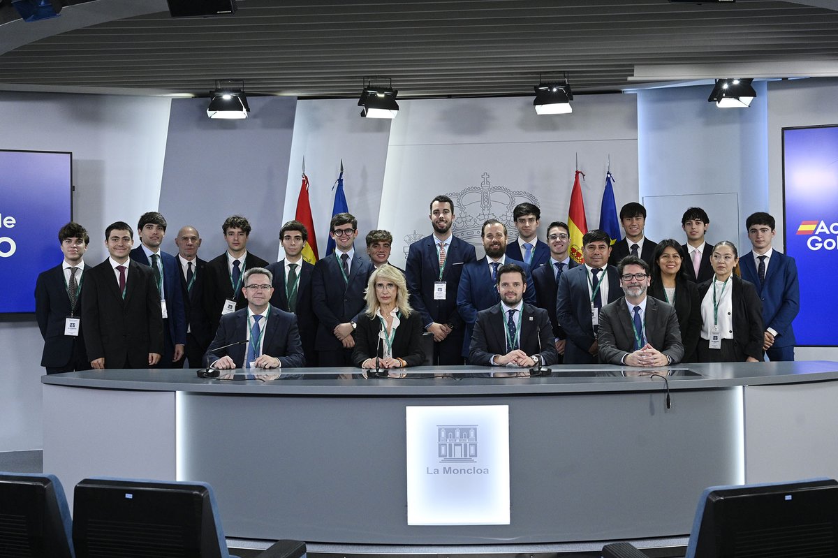 Comisión de Culturales | Visita al Palacio de la Moncloa

El pasado lunes disfrutamos de una visita guiada a la Moncloa, sede gubernamental, pudiendo conocer salas y lugares de vital importancia en el funcionamiento del Gobierno de nuestro país.

#MásAlcalá #UnMayorEsMás