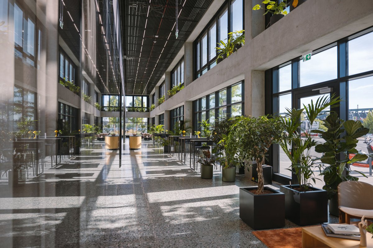 Edge_Workspaces's tweet image. Reporting from EXPO REAL (Messe München) 2025: EDGE HafenCity proudly received the highest WELL Certification score ever awarded in Germany: an impressive 88.5 points.