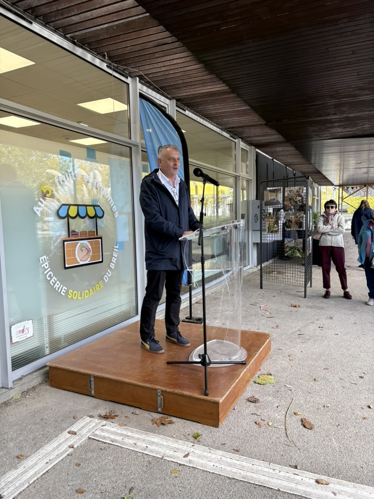 3asseh's tweet photo. #Nantes
Inauguration hier de l'épicerie solidaire du #Breil "Au 5, fruits et légumes"
Les projets dans les quartiers populaires traitent de questions urbaines mais aussi de questions humaines comme ici l'accès, à prix abordables, à des aliments de qualité.