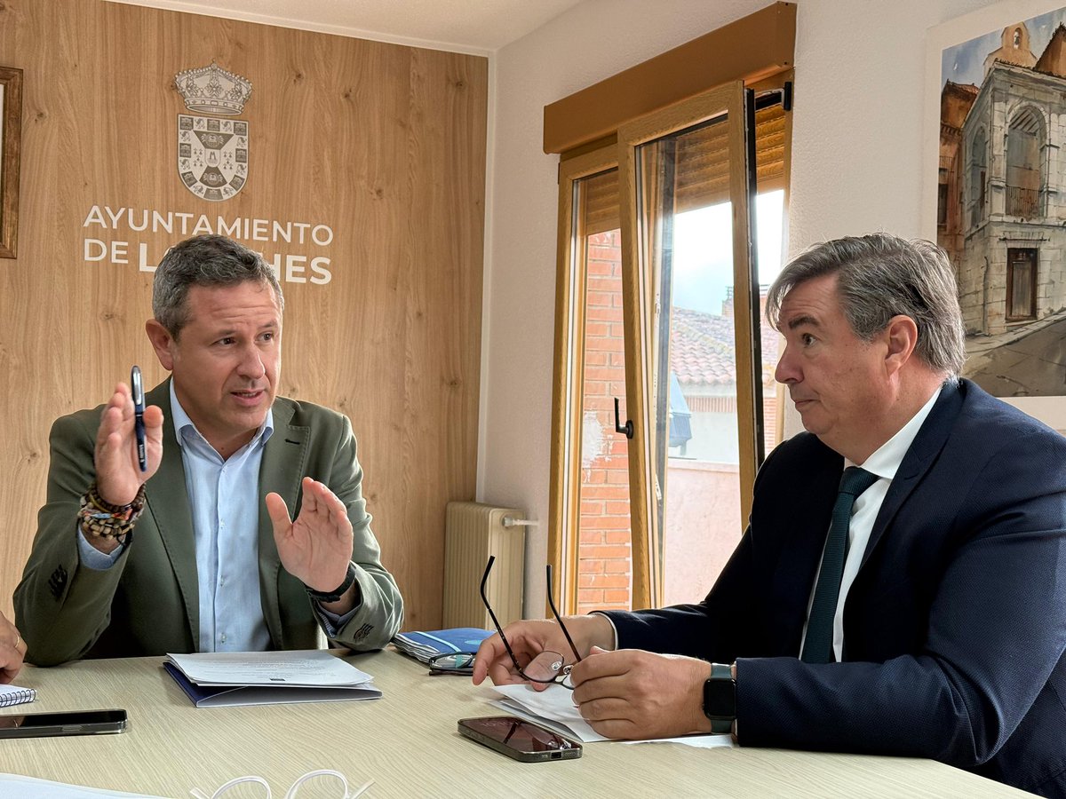 En Loeches, hemos visitado junto al alcalde Antonio Theodori y su equipo la remodelación del centro histórico y el parque Fuente Amarga, una actuación de 231.000€ financiada por el plan de embellecimiento de la @comunidadmadrid

Un proyecto que mejora la accesibilidad, renueva