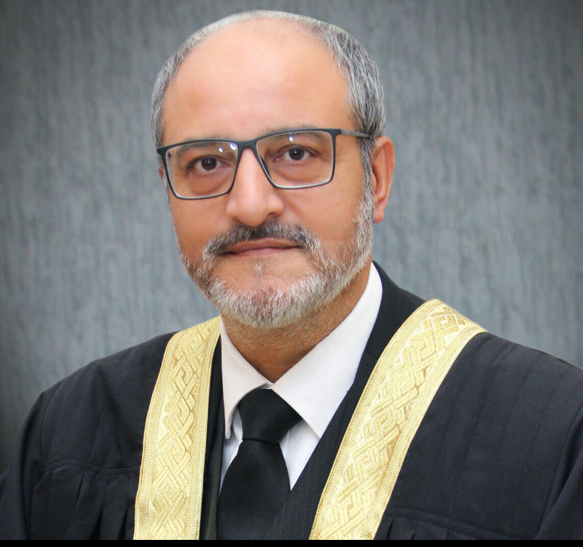 qaiseraraja's tweet photo. پاکستان میں سیکولرز اور بلاسفی پروٹیکشن گینگ کا گروپ ایک بار پھر متحرک ہو گیا ہے۔ ان کا واحد مقصد جسٹس سردار اعجاز جیسے نالائق جج کو بچانا ہے۔ چونکہ یہ معاملہ پھر اٹھ رہا ہے تو توہین  مقدمات ک�� حوالے سے اس جج کی ان حرکات  کو دوبارہ منظر عام پر لانا ضروری ہے جس نے پاکستان کی عدالتی تاریخ پر ہمیشہ کے لیے کالک مل دی ہے۔

۱۔ اس جج نے 20 کے لگ بھگ وکلا پر توہین عدالت لگائی کیونکہ اس کے خیال میں اس کی عدالت کی تضحیک ہوئی تھی جبکہ دوسری طرف اس کا کہنا ہے کہ اگر کوئی نوجوان توہین امیز مواد شیر کرتا ہے تو یہ کہنا کہ توہین ہوئی ہے اس پر بہت بڑا سوال کھڑا ہو جائے گا۔

2۔  اس جج نے پاکستان کے قانون شہادت کی دھجیاں اڑاتے ہوئے انٹرنیٹ کی ایسی ویب سائٹس پر شائع کی جانے والی رپورٹس کو بطور ایویڈنس قبول کیا جو پاکستان میں کالعدم ہیں۔ اور کالعدم نہ بھی ہوں تو پھر بھی انٹرنیٹ سے لی ہوئی خبر جس کی کوئی آزادانہ ت��قیق نہ ہوئی ہو کسی بھی طرح سے قانون شہادت کے معیار پر پوری نہیں اترتی۔

3۔ اس جج نے ائین کی شق  199 کی دھجیاں اڑاتے ہوئے ایک ایسا کمیشن بنانے کا حکم دیا جس کی پاکستان کے ائین اور قانون میں کوئی گنجائش نہیں جبکہ یہ بات واضح ہے  کہ اس کمیشن کا فائدہ صرف گستاخی کے ملزمان کو ہونا تھا۔

یہ ایک مختصر سمری ہے، مکمل فہرست بہت طویل ہے