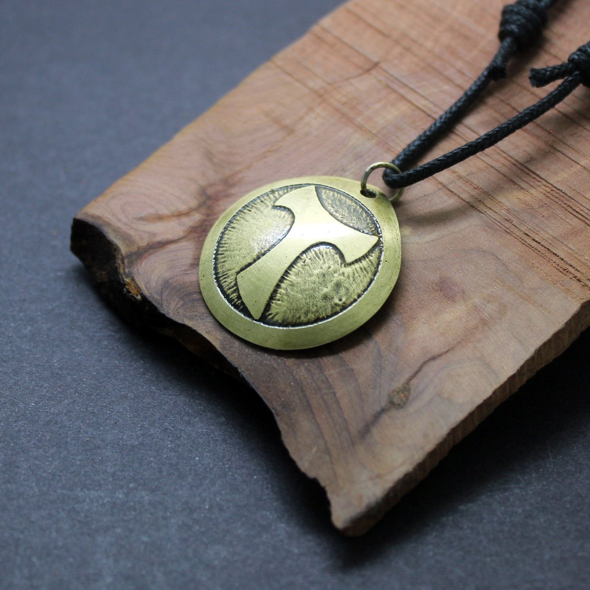 #Colgante de latón con grabado de #Tau del #CaminodeSantiago 🛣️

👉 bit.ly/3qkYUVl

#buencamino #ultreia #Pilgrimaccessory #StJamesWay