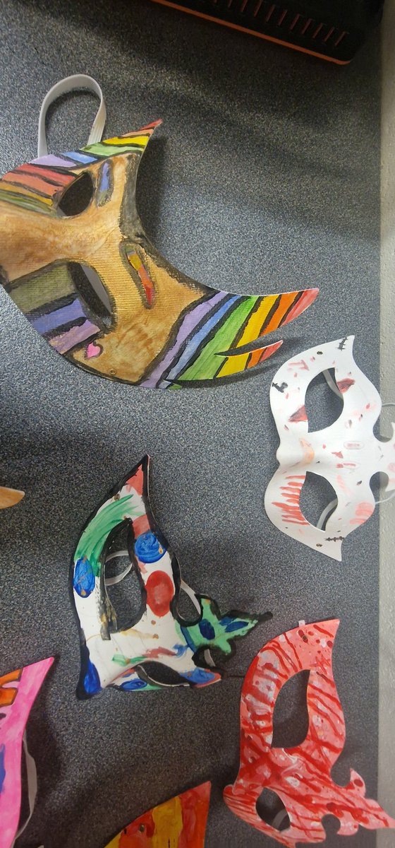 Fantastic Hallowe'en artwork in our Senior Room this week ... #OícheShamhna Well done everybody 👏 👏 👏  🎃 🎃 👻 👻 🧙‍♀️ 🧙‍♀️