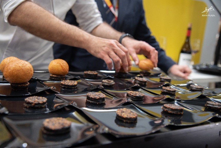 FESTIVAL DE LA MORCILLA
Burgos celebra este fin de semana la primera edición del Festival de la Morcilla, un evento en el que se podrá disfrutar de numerosas actividades gastronómicas en torno a la reconocida IGP #MorcilladeBurgos.
+ info 👇
visitaburgosciudad.es/web/gastronomy…