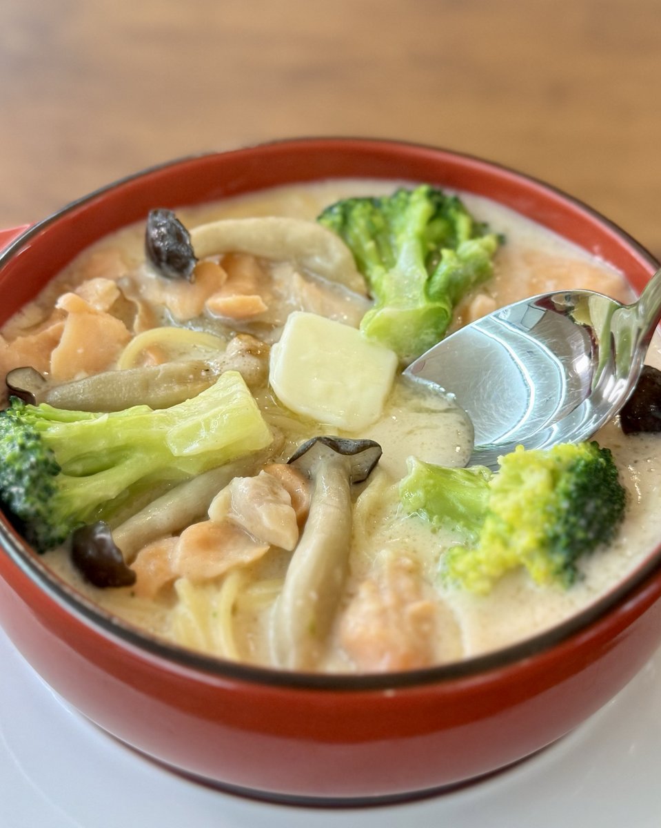 【🍂オリーブの丘はスープパスタの季節❄】

11/1(土)～期間限定！
サーモンときのこの明太子クリームスープパスタ

秋にピッタリ！
サーモンとしめじのスープパスタ🍂✨
濃厚な味わいの明太子クリームに、
バターがとろーり溶け出します🤤🧈

＼さらにおすすめ！／
残ったスープはバケットと一緒に🥰