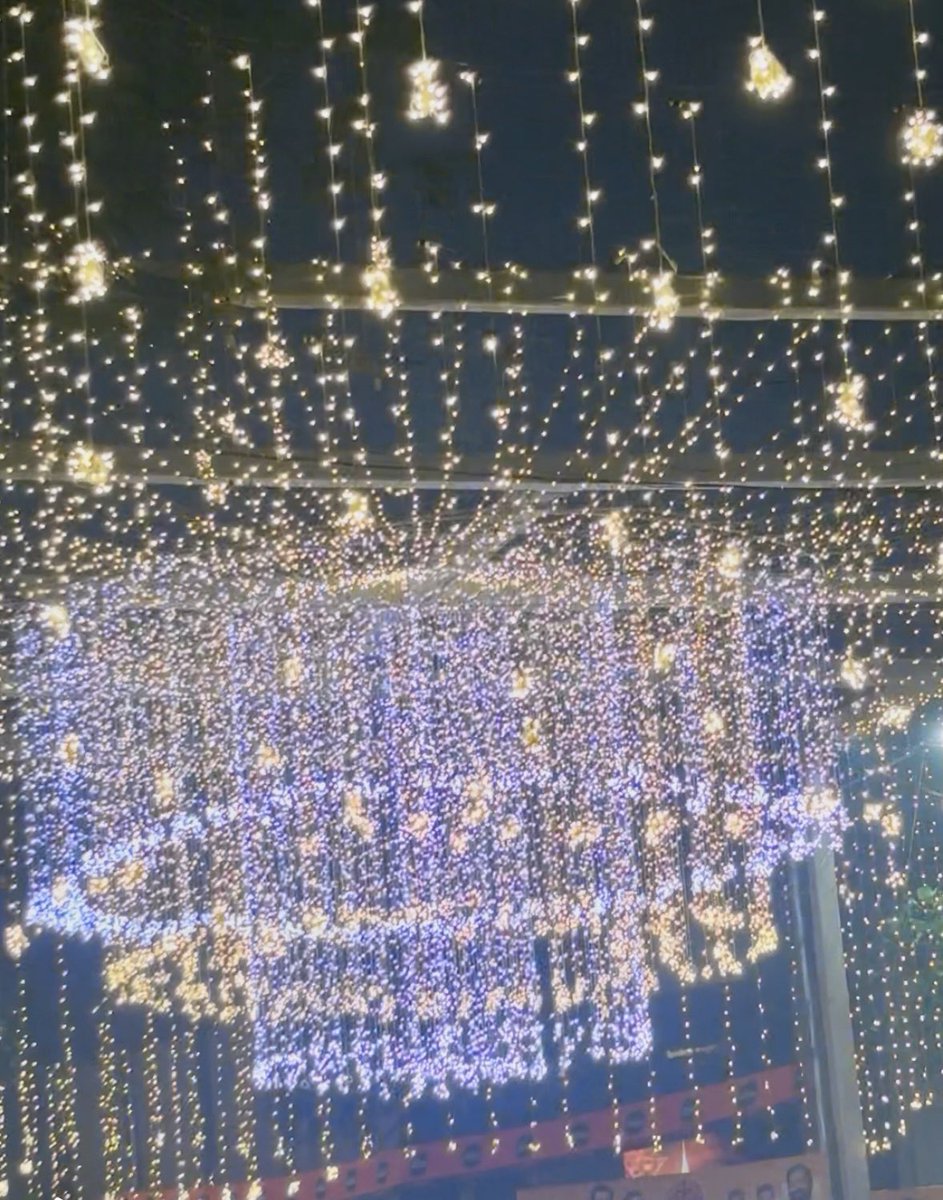 ムンバイのShivaji Parkのディワリ公式花火🎆
昨夜は19:30開始、わずか4分の圧巻ショー。日本の花火大会のクライマックスだけを凝縮したみたい。
公園のまわりはこの時期だけ特別に灯されるライトアップに包まれ、大勢の人たちが集まり周辺全体が光に染まっていた。
#Diwali2025 #Mumbai #ShivajiPark
