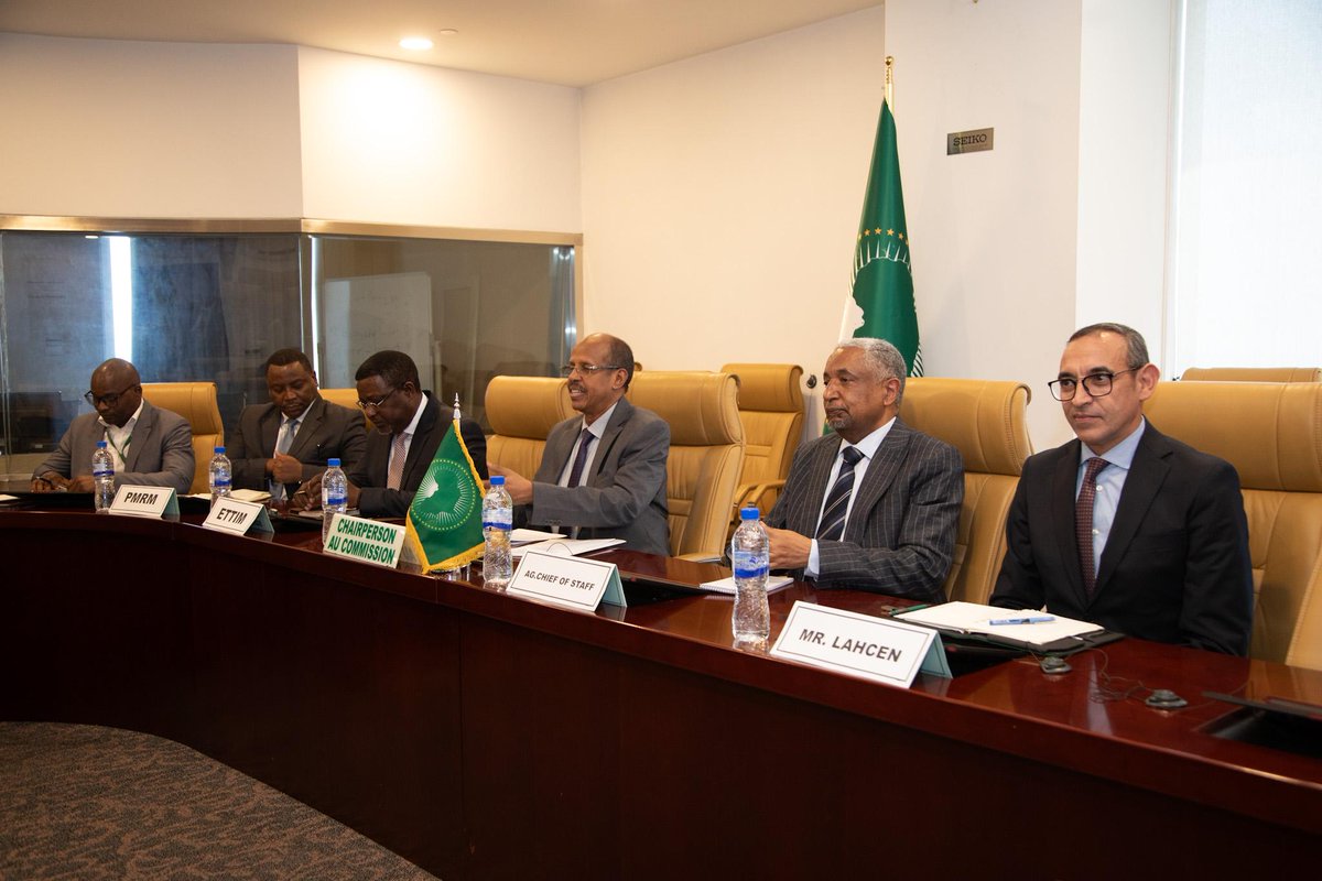 _AfricanUnion's tweet photo. Chairperson of the AU Commission, H.E. Mahmoud Ali Youssouf, yesterday received Mr. G. Rathinavelu, Chair  of the Africa India Economic Foundation @AfricaIndiaAIEF

They revisited the AU–AIEF Framework of Cooperation of 2023, which outlined key areas of collaboration aimed at strengthening business & trade relations between the MSMEs, & the public & private sectors of African countries & India.

The Chairperson appreciated the long-standing partnership between Africa & India. He encouraged greater technology transfer & collab in the fields of innovation, manufacturing,  health, as well as enhanced market access for African goods.