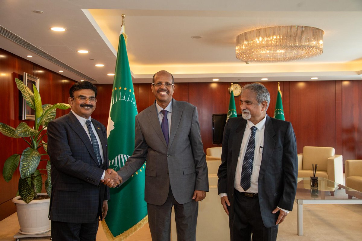 _AfricanUnion's tweet photo. Chairperson of the AU Commission, H.E. Mahmoud Ali Youssouf, yesterday received Mr. G. Rathinavelu, Chair  of the Africa India Economic Foundation @AfricaIndiaAIEF

They revisited the AU–AIEF Framework of Cooperation of 2023, which outlined key areas of collaboration aimed at strengthening business & trade relations between the MSMEs, & the public & private sectors of African countries & India.

The Chairperson appreciated the long-standing partnership between Africa & India. He encouraged greater technology transfer & collab in the fields of innovation, manufacturing,  health, as well as enhanced market access for African goods.