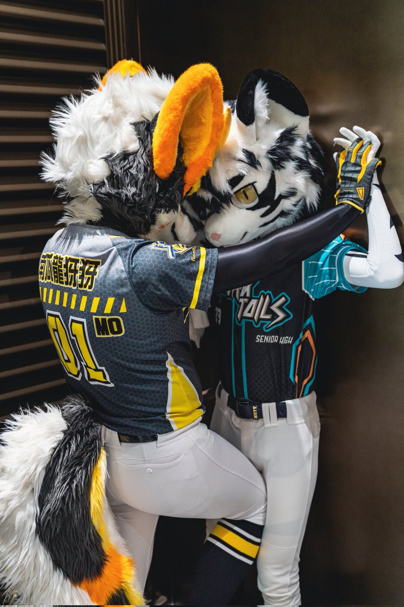 你好啊小可愛，剛剛的比賽我們好像打成平手，這個結果我不太滿意，不如晚上我們打一場加時賽，地點在我的房間，不可以拒絕我喔🎃

📸: <a href="/Kitami_2000/">慕慕慕🚗💨➡️WFF</a> 
🐅: <a href="/aak_kalu08/">咖鹿繪機🔜以茶會毛🔜Hi Furry</a> 
#FursuitFriday