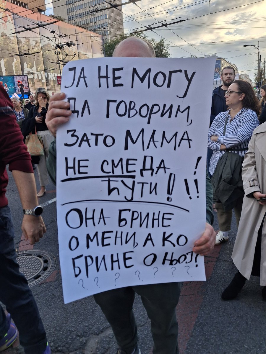 Niko.
Baš niko.
Niko je ne pita da li je umorna.
Niko je ne pita da li je uplašena.
Niko je ne pita da li ima nekih želja.
Niko se i ne čudi kako uopšte sve postiže jer vremenom svi prihvate da je ona eto prosto jaka i može sve.
I pomoć joj ne treba.
Nije jaka.
Samo mora.
Jer