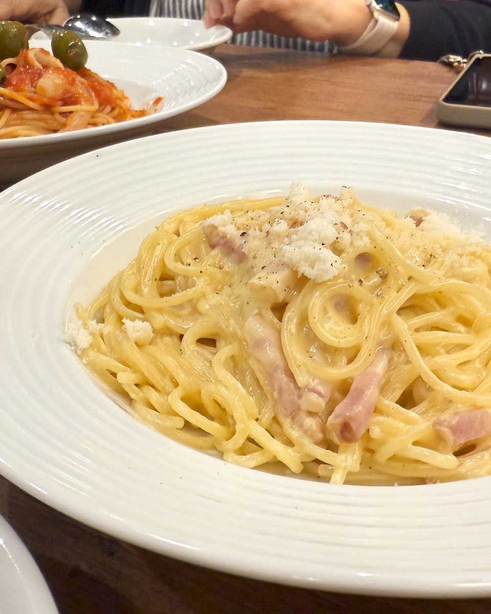 10/25は世界パスタデー🍝🗺

「カルボナーラ」

「炭火焼き職人風」が語源💬✨
炭火焼き職人考案の料理とされ、
仕上げの黒コショウが
炭の粉を表しているともいわれています👆

オリーブの丘では、チーズと卵のコクが引き立つ🥚🧀
クリーミーなパスタです😋♪
