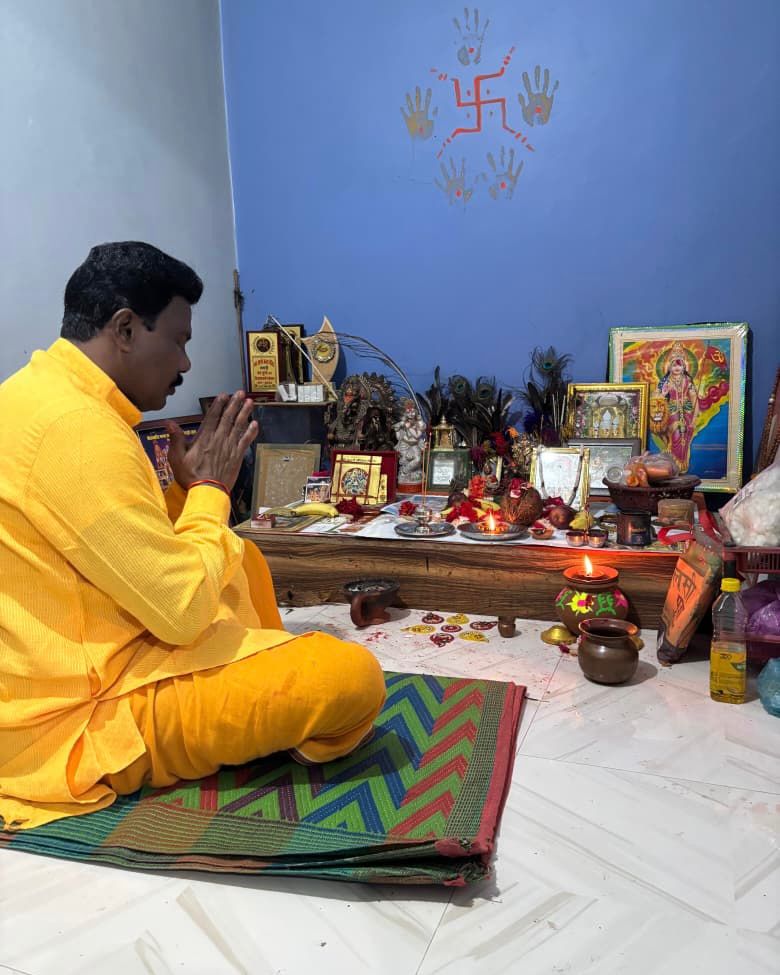 ShrawanMrkamBJP's tweet image. प्रकाशपर्व दीपावली के शुभ अवसर पर निज निवास मुकुंदपुर में विधि-विधान से माता महालक्ष्मी जी का पूजन किया।
माँ लक्ष्मी जी की कृपा से समस्त क्षेत्र वासियों का जीवन सुख-शांति, वैभव, समृद्धि और आरोग्यता के आलोक से आलोकित हो ऐसी प्रार्थना है।

#HappyDiwali #DiwaliFestival #दीपावली 🪔