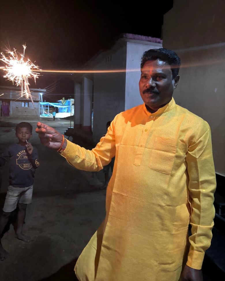 ShrawanMrkamBJP's tweet image. प्रकाशपर्व दीपावली के शुभ अवसर पर निज निवास मुकुंदपुर में विधि-विधान से माता महालक्ष्मी जी का पूजन किया।
माँ लक्ष्मी जी की कृपा से समस्त क्षेत्र वासियों का जीवन सुख-शांति, वैभव, समृद्धि और आरोग्यता के आलोक से आलोकित हो ऐसी प्रार्थना है।

#HappyDiwali #DiwaliFestival #दीपावली 🪔