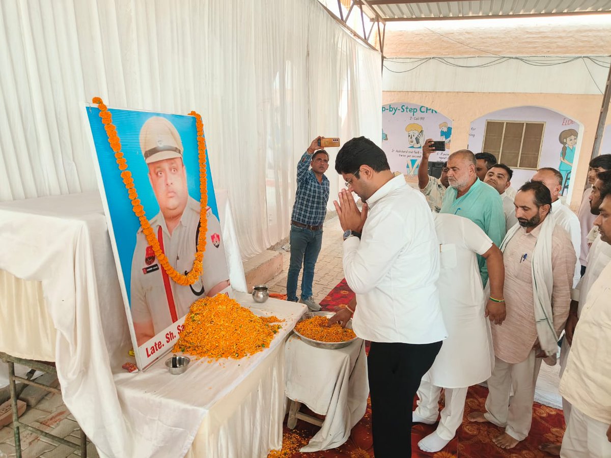Dushyant Chautala (@dchautala) on Twitter photo рдЖрдЬ рдЬреБрд▓рд╛рдирд╛ рдкрд╣реБрдВрдЪрдХрд░ ASI рд╕реНрд╡рд░реНрдЧреАрдп рд╕рдВрджреАрдк рд▓рд╛рдард░ рдХреЗ рдкрд░рд┐рдЬрдиреЛрдВ рд╕реЗ рдореБрд▓рд╛рдХрд╛рдд рдХрд░ рдЙрдирдХрд╛ рджреБ:рдЦ рд╕рд╛рдЭрд╛ рдХрд┐рдпрд╛ред рдЗрд╕ рдкреНрд░рдХрд╛рд░ рдХрд┐рд╕реА рдХрд╛ рдЪрд▓реЗ рдЬрд╛рдирд╛ рдмреЗрд╣рдж рджреБрдЦрдж рд╣реИред рдпрд╣ рдШрдЯрдирд╛ рджрд░реНрд╢рд╛рддреА рд╣реИ рдХрд┐ рд╕рд░рдХрд╛рд░реА рддрдВрддреНрд░ рдЕрдкрдиреЗ рдХрд░реНрдордЪрд╛рд░рд┐рдпреЛрдВ рдХреЗ рдкреНрд░рддрд┐ рдмреЗрд╣рдж рдЙрджрд╛рд╕реАрди рдмрдирд╛ рд╣реБрдЖ рд╣реИ, рдХрд░реНрдордЪрд╛рд░реА рд╡рд░реНрдЧ рдореЗрдВ рднрд╛рд░реА рд░реЛрд╖ рд╣реИ, рдРрд╕рд╛ рдирд╣реАрдВ рд╣реЛрдирд╛ рдЪрд╛рд╣рд┐рдПред рдИрд╢реНрд╡рд░ рджрд┐рд╡рдВрдЧрдд рдЖрдЬ рдЬреБрд▓рд╛рдирд╛ рдкрд╣реБрдВрдЪрдХрд░ ASI рд╕реНрд╡рд░реНрдЧреАрдп рд╕рдВрджреАрдк рд▓рд╛рдард░ рдХреЗ рдкрд░рд┐рдЬрдиреЛрдВ рд╕реЗ рдореБрд▓рд╛рдХрд╛рдд рдХрд░ рдЙрдирдХрд╛ рджреБ:рдЦ рд╕рд╛рдЭрд╛ рдХрд┐рдпрд╛ред рдЗрд╕ рдкреНрд░рдХрд╛рд░ рдХрд┐рд╕реА рдХрд╛ рдЪрд▓реЗ рдЬрд╛рдирд╛ рдмреЗрд╣рдж рджреБрдЦрдж рд╣реИред рдпрд╣ рдШрдЯрдирд╛ рджрд░реНрд╢рд╛рддреА рд╣реИ рдХрд┐ рд╕рд░рдХрд╛рд░реА рддрдВрддреНрд░ рдЕрдкрдиреЗ рдХрд░реНрдордЪрд╛рд░рд┐рдпреЛрдВ рдХреЗ рдкреНрд░рддрд┐ рдмреЗрд╣рдж рдЙрджрд╛рд╕реАрди рдмрдирд╛ рд╣реБрдЖ рд╣реИ, рдХрд░реНрдордЪрд╛рд░реА рд╡рд░реНрдЧ рдореЗрдВ рднрд╛рд░реА рд░реЛрд╖ рд╣реИ, рдРрд╕рд╛ рдирд╣реАрдВ рд╣реЛрдирд╛ рдЪрд╛рд╣рд┐рдПред рдИрд╢реНрд╡рд░ рджрд┐рд╡рдВрдЧрдд