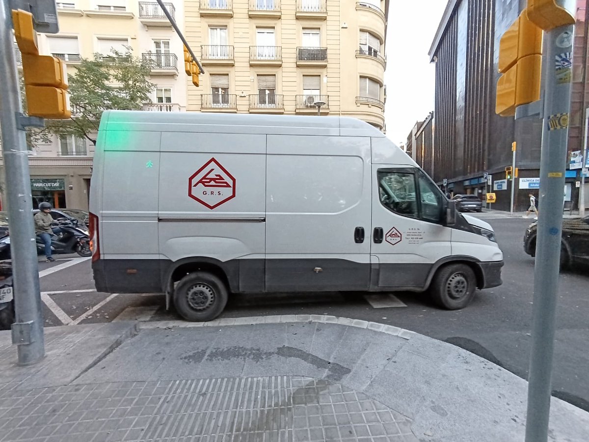 robertrocas's tweet photo. @mossos 9 del matí, cantonada Travessera de Gràcia amb Santaló. Furgoneta aparcada enmig del pas de peatons que impossibilita que tots els pares que anem amb carret poguem passar per allà. Espero mínim una multa... 

Matrícula: 9402LGG https://t.co/lvsvIVXUH5