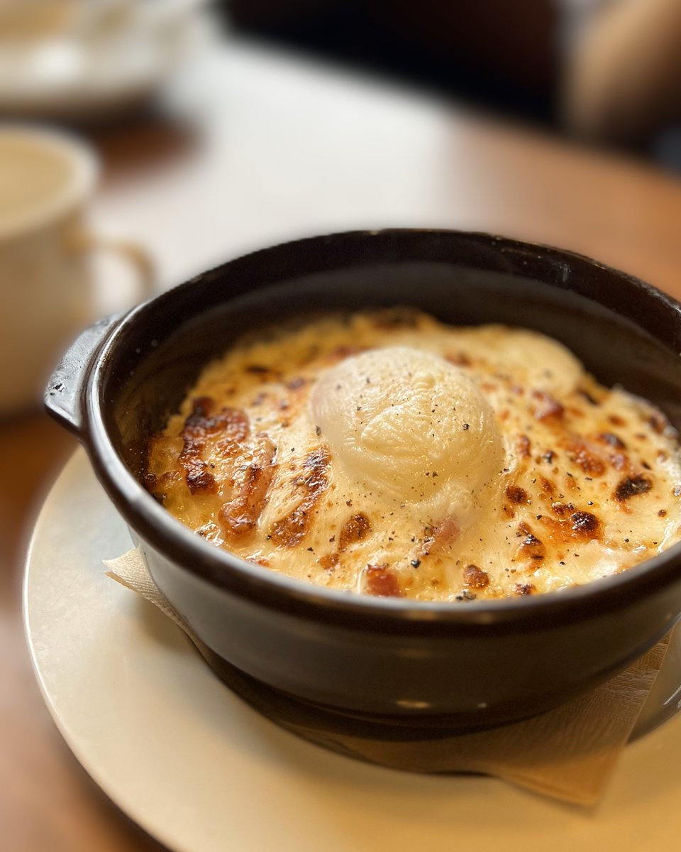 【オリーブの丘で温まろう🍂♪】

／ドリアカルボナーラ＼

ホワイトソースとチーズがクリーミー🤤✨
トロトロ半熟卵で、さらにコク旨～🥚🧀♪

私のおすすめ👆
味変にタバスコをかけて食べてみてね😋💕