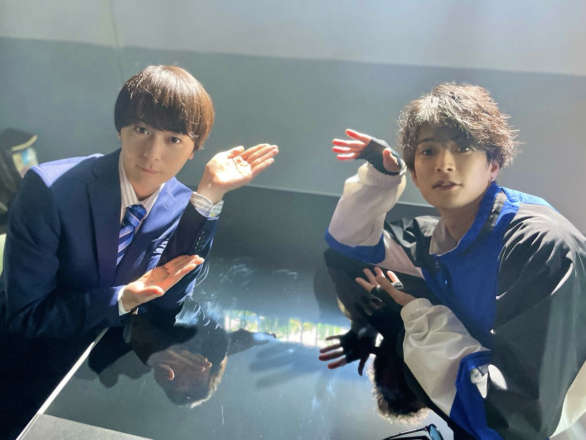 ◤◢◤📢#ドラマコーチ  𝕠𝕗𝕗 𝕤𝕙𝕠𝕥 ◢◤◢

⋱🚨第𝟐話 今夜𝟗時放送🚨⋰

放送に先駆けて、
今夜の舞台となる“取調室”での
オフショットを大公開❕📸

所（#犬飼貴丈 ）と
人気俳優•増岡（#渡邊圭祐 ）の
巧みな心理戦をお見逃しなく…！💥

❯❯第𝟏話見逃し配信中💡
tver.jp/episodes/ep25r…