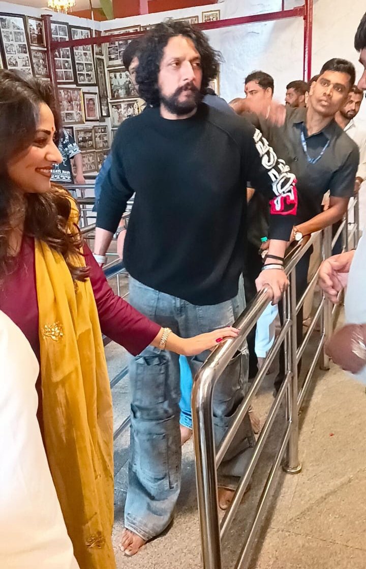 BDKSFAOfficial's tweet image. Today Exclusive Pic.!!😍🔥

Baadshah Our @KicchaSudeep Boss met boss in temple.!❤️🔥

#KicchaSudeep #MarkFirstSingle
#KicchaBOSS #Mark 👊 #Kiccha