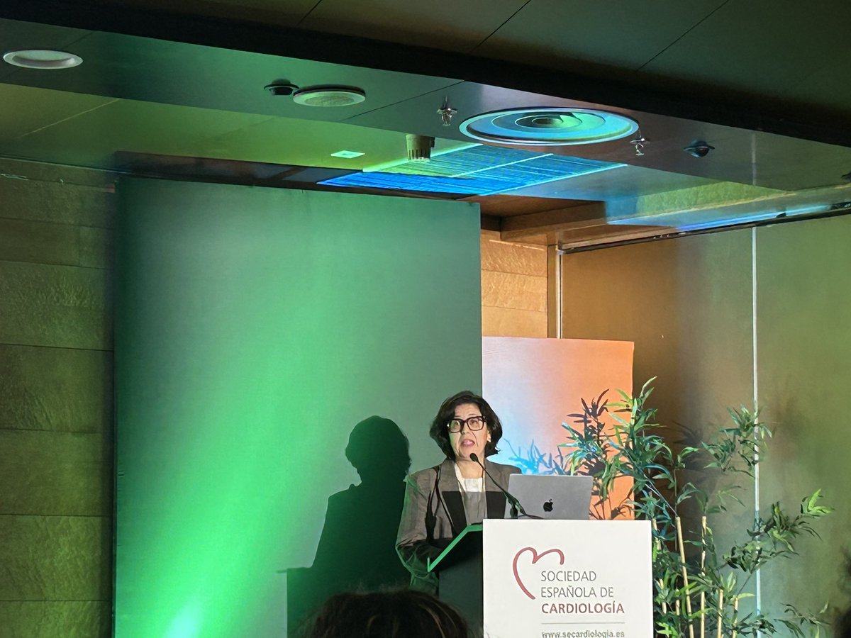 #SEC25 Sonia Eiras presentando en el Congreso <a href="/secardiologia/">Soc Esp Cardiología</a> los mecanismos paracrinos implicados en las cardiopatías inducida por grasa epicardica excesiva y disfuncional! Toda una diana terapéutica! <a href="/cardiologiaCHUS/">CARDIOCHUS</a> <a href="/idis_research/">Instituto de Invest. Sanitaria de Santiago (IDIS)</a>
