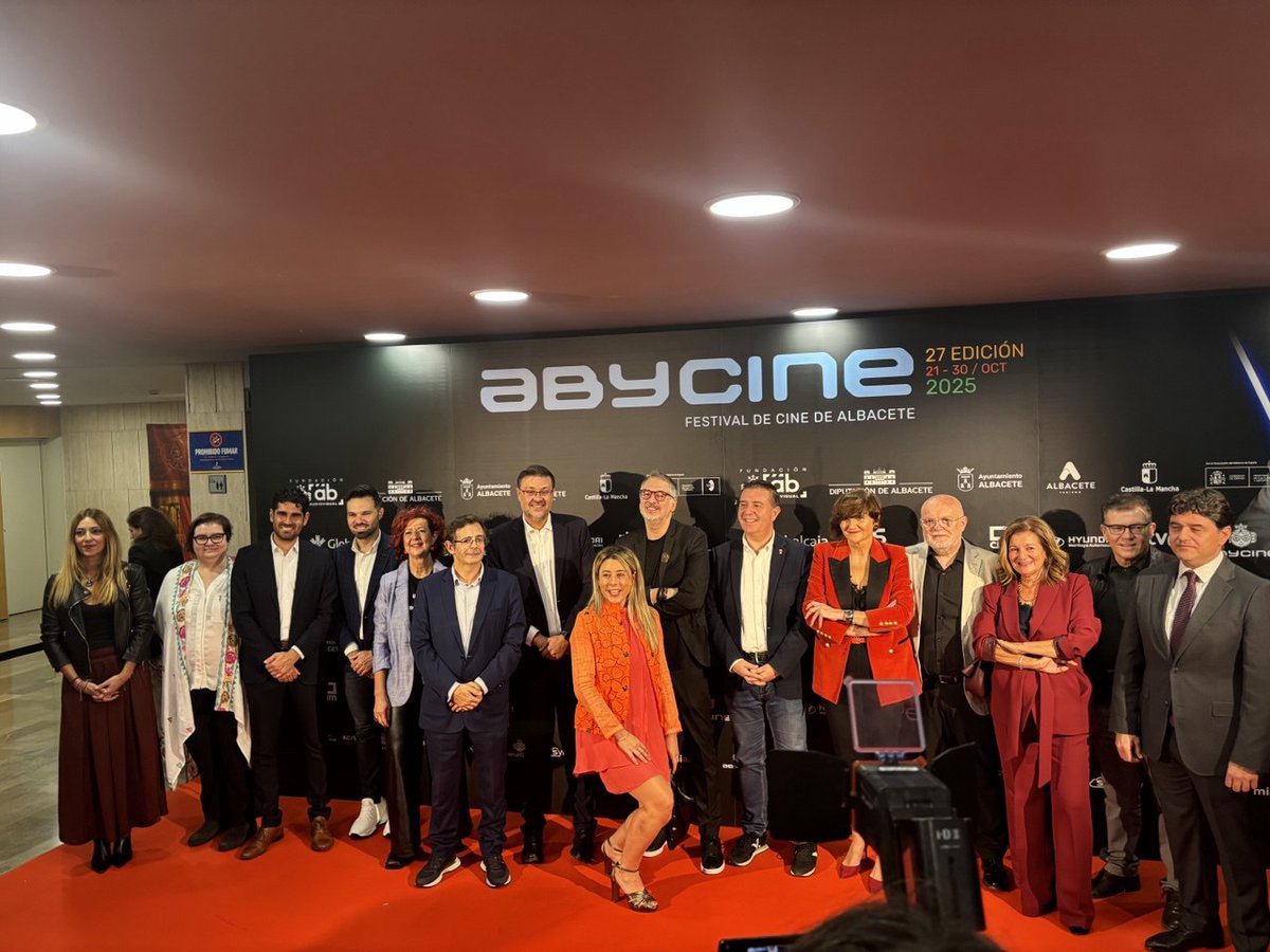 ABUnidasPodemos's tweet photo. Albacete con cultura está mucho más bonita ✨
Unidas Podemos estuvo en la gala inaugural y entrega de premios del #Abycine 🎬💜
Enhorabuena a Inma Cuesta, Marta Nieto y al colectivo Moriarti por sus reconocimientos, y a Valeria Ros por una presentación brillante y divertida. https://t.co/qyCmllFgD7