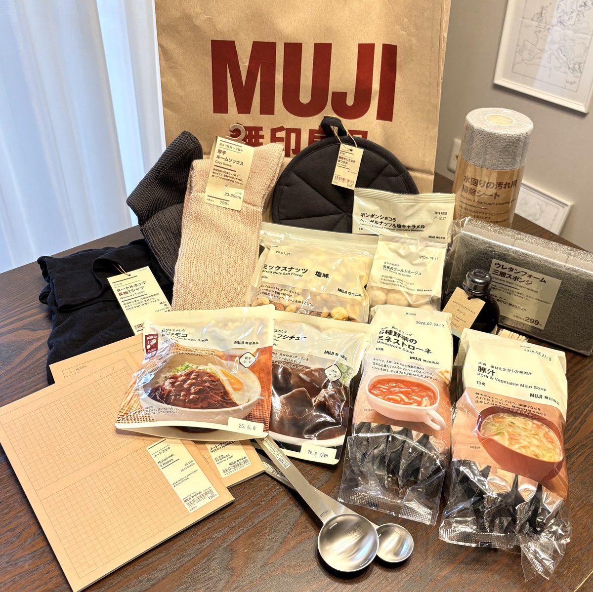 _mocomoco_life's tweet photo. 無印良品週間✨食べ物とフレグランス、消耗品はいつも買ってる名品たち。新作ノートはお��に入りやアイデアを書き留めておくのに良さそう！ルームソックスも早速履いてみたけど、あったかくて大正解🤍 https://t.co/3DGOqopmRL