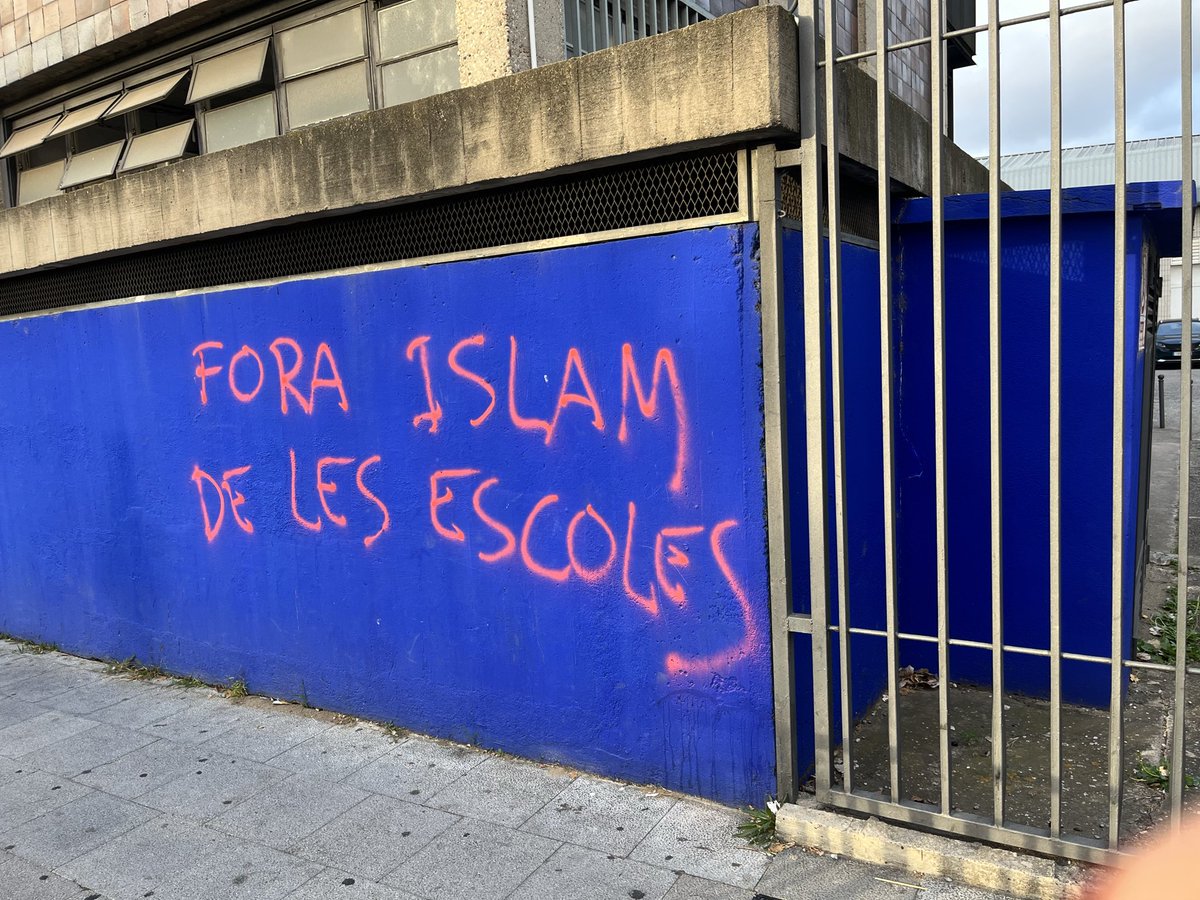 GironaComu's tweet photo. I sí, l'extrema dreta ja s'atreveix a Girona fer pintades islamòfobes com aquestes a les escoles, espais de convivència, intercanvi i aprenentatge. Defensar la diversitat es defensar l'educació.
No passaran!✊🏽 https://t.co/SDY7ghPCzJ