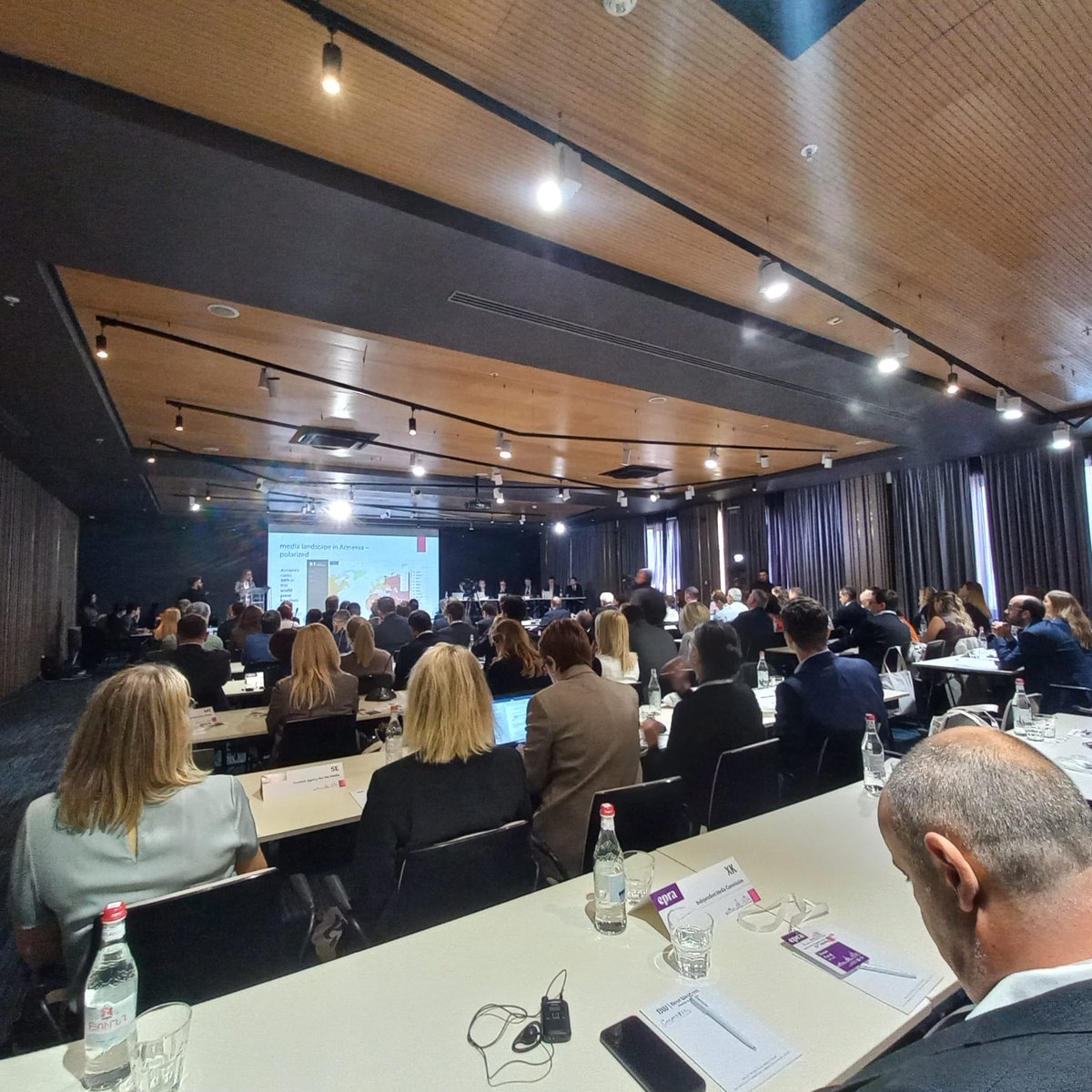 🔴 La presidenta de la plataforma europea <a href="/epra_media/">EPRA</a>, Stephanie Comey, felicita al <a href="/Consell_Audio/">CAC</a> pel 25è aniversari a la 62 assemblea plenària de l’EPRA (European platform of regulatory authorities) a Yerevan (Armènia) #Internacional