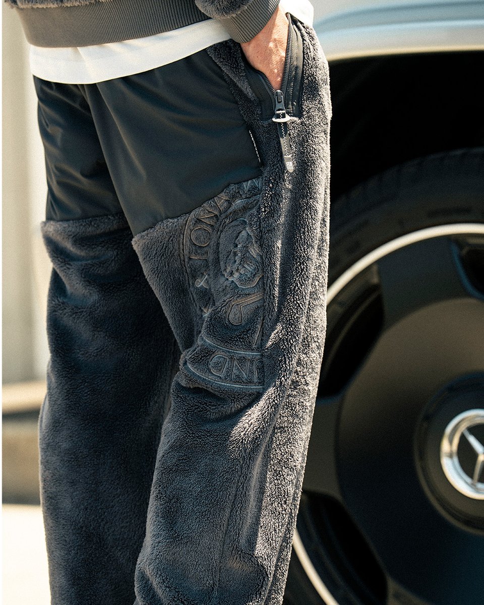 マークアンドロナ リッチアンドフェイマス パーカー2025限定予約完売品