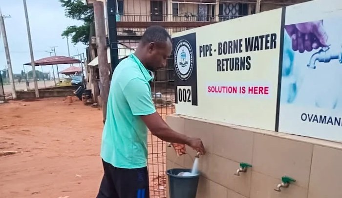 InsightbyOppy's tweet image. After 25 years, Onitsha residents are celebrating the return of pipe-borne water! 💧

They praise Governor Chukwuma Soludo for restoring this essential service and pledge support for his reelection. 🙌🏾

#Onitsha #Anambra #SoludoSolution #GoodGovernance #WaterRestored #Soludo…