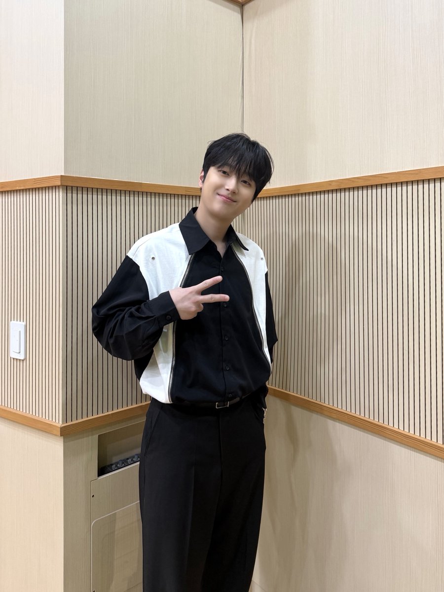이찬원(LEECHANWON) 공식 트위터 (@chanwonofficial) on Twitter photo 📸 찬또그래퍼 📸
오늘은 왠지
<미스터라디오>가
듣고 싶은 날🎧
라디오로도
달콤한 보이스 찬원과
함께해주실거죠?🥰
잠시 후 오후 5시!
KBS Cool FM에서 만나요🫶🏻
#이찬원 #LeeChanWon
#윤정수남창희의미스터라디오
#티엔엔터테인먼트 📸 찬또그래퍼 📸
오늘은 왠지
<미스터라디오>가
듣고 싶은 날🎧
라디오로도
달콤한 보이스 찬원과
함께해주실거죠?🥰
잠시 후 오후 5시!
KBS Cool FM에서 만나요🫶🏻
#이찬원 #LeeChanWon
#윤정수남창희의미스터라디오
#티엔엔터테인먼트