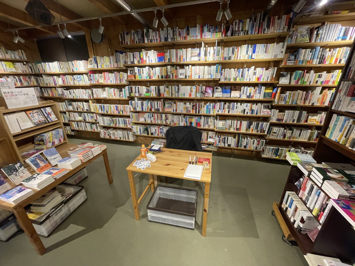 このあと17:00-21:00
下北沢の本屋B&amp;Bでぼーっと座ってます

来てもらえたらサインとかします
ステッカーも配ります
よければぜひ

(差し入れはお手紙だけ受け取らせていただきます！)