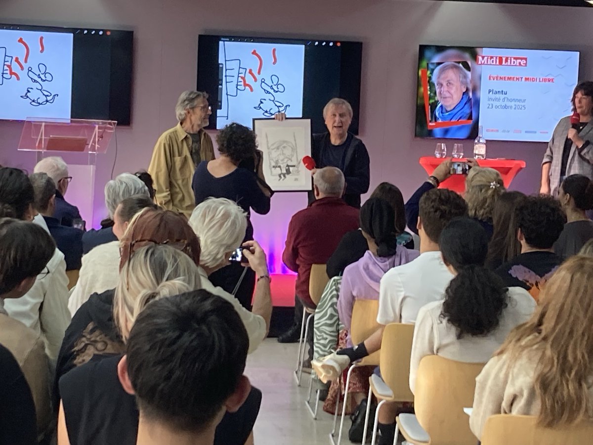 Des échanges animés avec étudiants et lecteurs avant que ⁦<a href="/plantu/">PLANTU Officiel</a>⁩ découvre son portrait par ⁦<a href="/ManDessins/">Man Dessinateur</a>⁩. Puis dédicaces, selfies et conférence de rédaction pour illustrer un ⁦<a href="/Midilibre/">Midi Libre</a>⁩ collector ce vendredi avec une douzaine de dessins de la Une aux sports