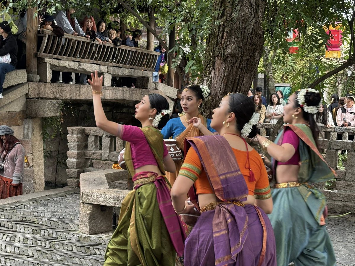 ChinaSpox_India's tweet photo. Kālidāsa’s timeless masterpiece Shakuntala—a jewel of Indian classical theatre—graced the stage at the 12th Wuzhen Theatre Festival! 💃

Our heartfelt thanks to the artists of Sangeetham India Arts for bringing this classic to life and building a vibrant cultural bridge between China and India. 🇨🇳✨🇮🇳

credit: @EOIBeijing 
#WuzhenFestival #Shakuntala #IndiaChina
